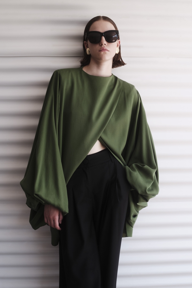 OVERSIZED BLOUSE WITH OPEN FRONT IN FOREST GREEN