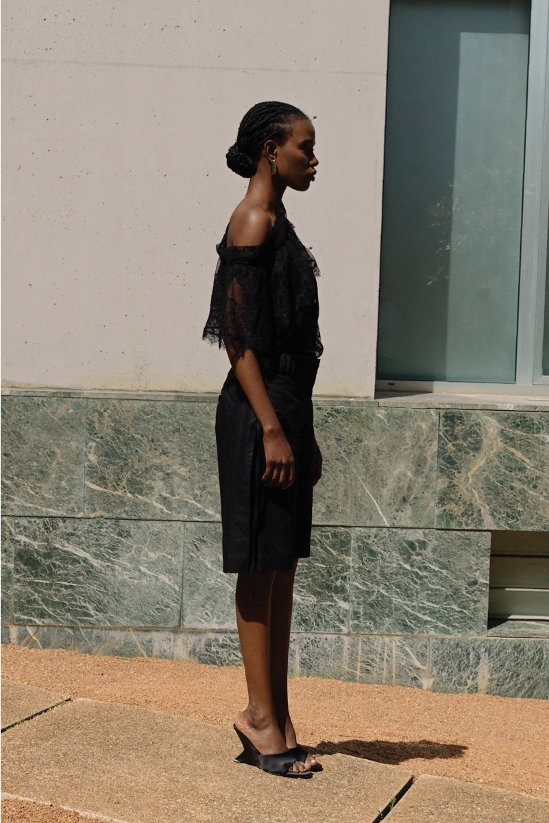 BLACK OPEN LEG BERMUDA SHORTS