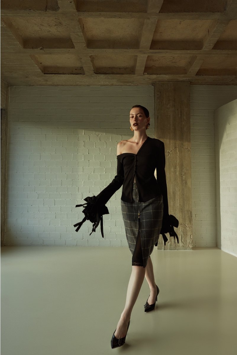 BLACK ASYMMETRICAL RIB TOP