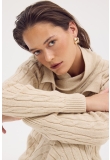 BEIGE CABLE-KNIT TURTLENECK SWEATER IN CASHMERE