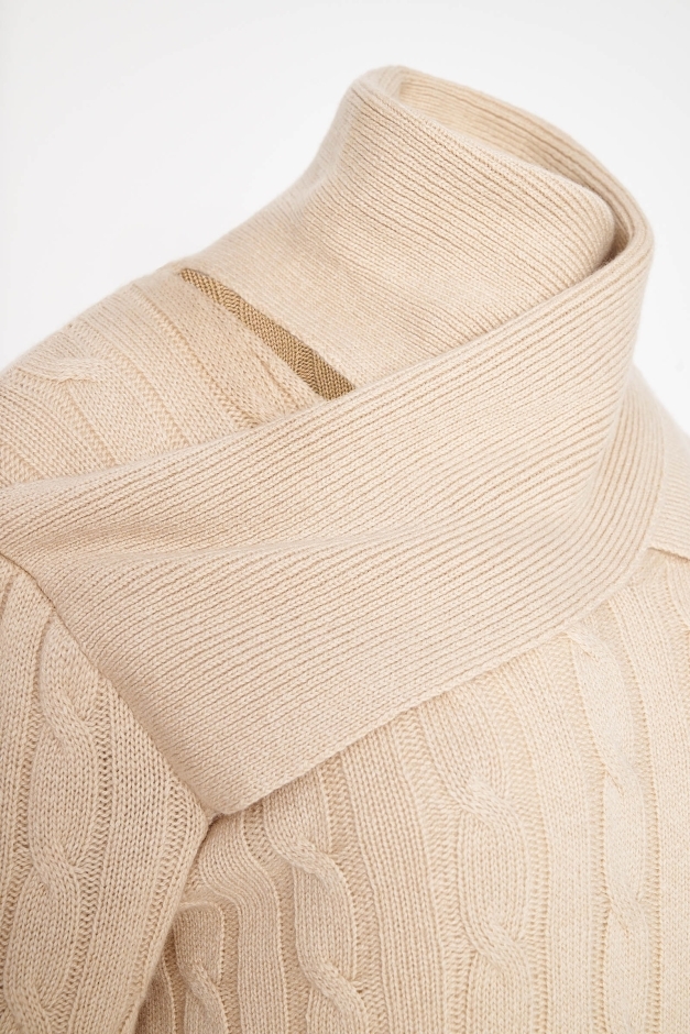BEIGE CABLE-KNIT TURTLENECK SWEATER IN CASHMERE