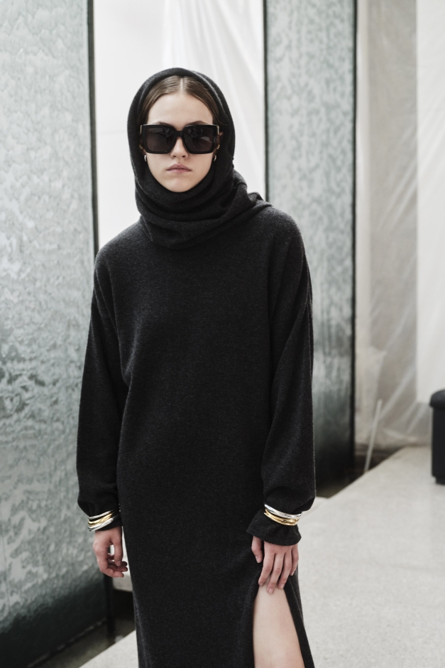 TURTLENECK SWEATER DRESS IN CASHMERE ΙΝ GRAPHITE