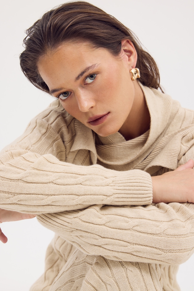 BEIGE CABLE-KNIT TURTLENECK SWEATER IN CASHMERE