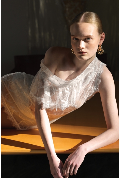 WHITE ASYMMETRICAL LACED TOP